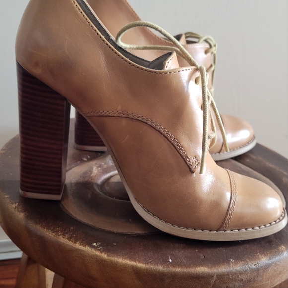 High heel Oxford sz 6 tan - Picture 3 of 5